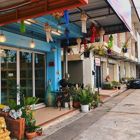 Aekkalukthai Hostel Rayong Buitenkant foto