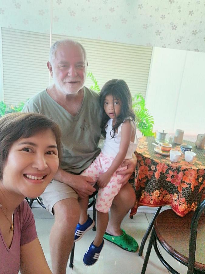 Aekkalukthai Hostel Rayong Buitenkant foto
