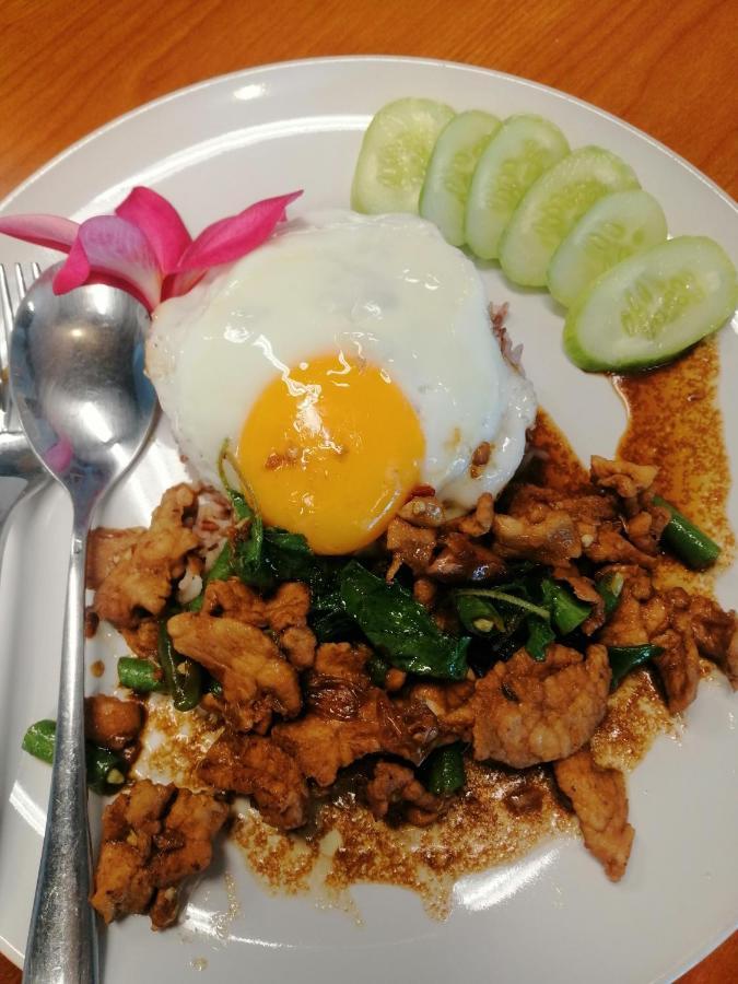 Aekkalukthai Hostel Rayong Buitenkant foto