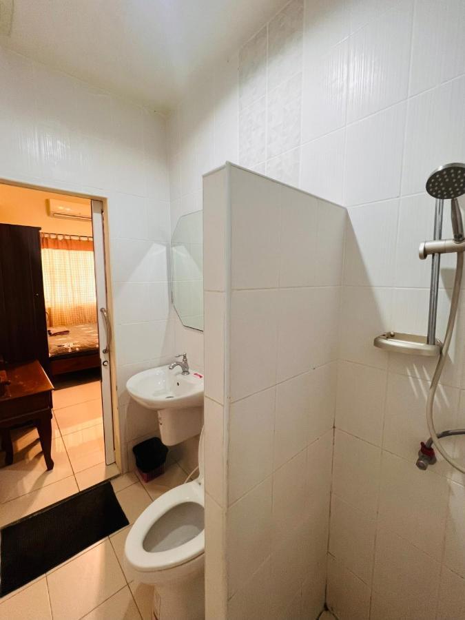 Aekkalukthai Hostel Rayong Buitenkant foto