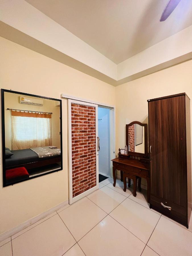 Aekkalukthai Hostel Rayong Buitenkant foto