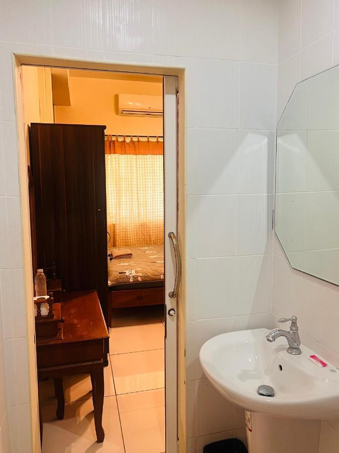 Aekkalukthai Hostel Rayong Buitenkant foto