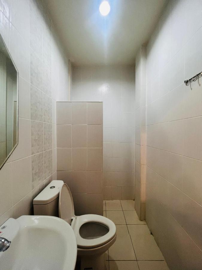 Aekkalukthai Hostel Rayong Buitenkant foto